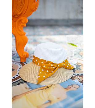 Дамска шапка в бяло и бежово с оранжева лента Agello снимка